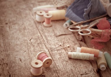Makas, bobin iplik ve iğne ile
