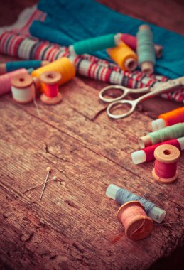 Makas, bobin iplik ve iğne ile