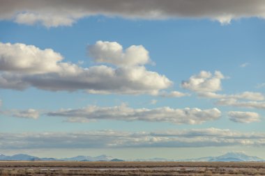 alan ve güneşli bir gün, büyük Dağları üzerinde gökyüzünde kabarık bulutlar panoramik manzaralı 