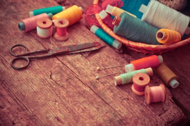 Makas, bobin iplik ve iğne ile