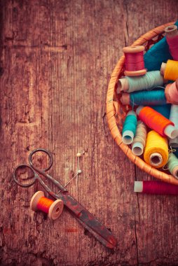 Makas, bobin iplik ve iğne ile