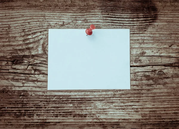 Papier fait à la main avec broche rouge — Photo