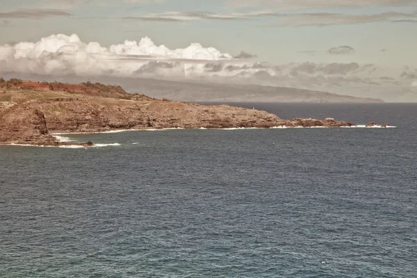 Océan Avec Eau Calme Nuages Blancs Duveteux Sur Ciel — Photo