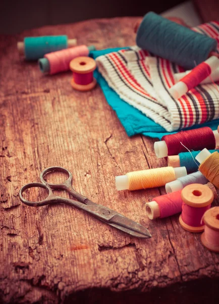 Schaar, klossen met wol en naalden — Stockfoto