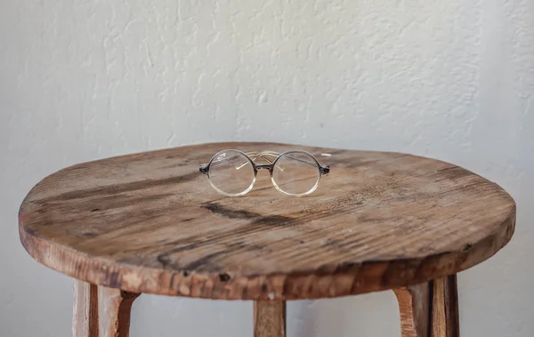 Lunettes Rondes Vintage Sur Vieille Table Bois Sur Fond Mur — Photo