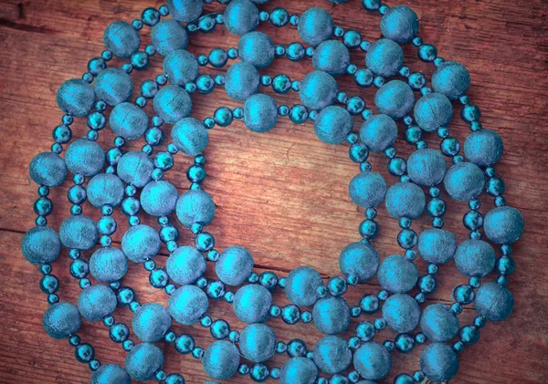 Collar Cuentas Azules Para Árbol Navidad Sobre Fondo Madera — Foto de Stock