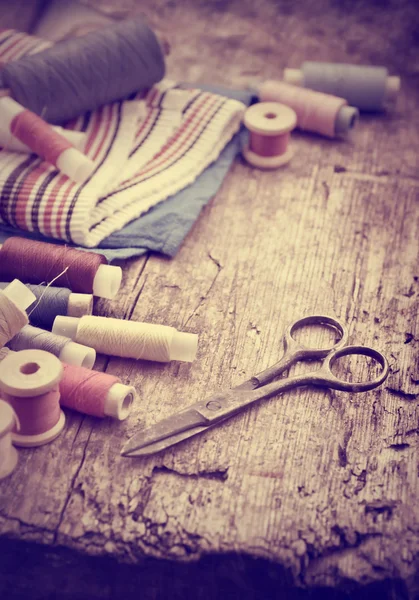 Schaar, klossen met wol en naalden — Stockfoto