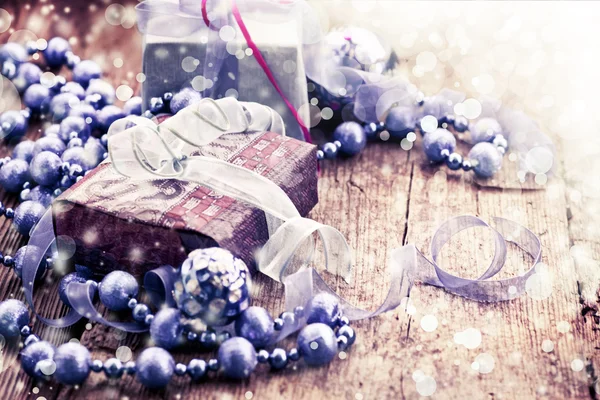 Подарочные коробки с рождественскими украшениями — стоковое фото