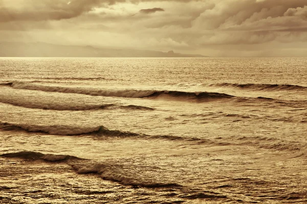 Océano Con Aguas Tranquilas Nubes Blancas Esponjosas Cielo — Foto de Stock