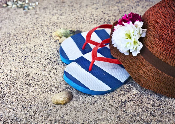 Hat with flowers and flip flops — Stock Photo, Image