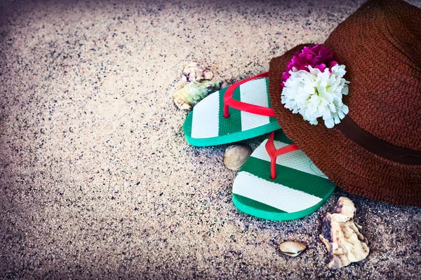 Straw hat and flip flops — Stock Photo, Image