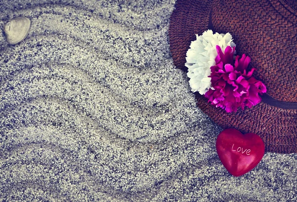 Sombrero de paja y corazón rojo —  Fotos de Stock