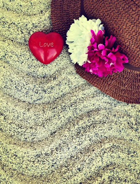 Sombrero de paja y corazón rojo —  Fotos de Stock