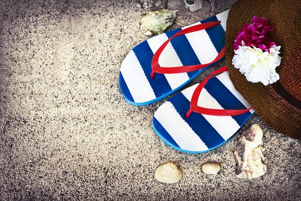 Hat with flowers and flip flops — Stock Photo, Image