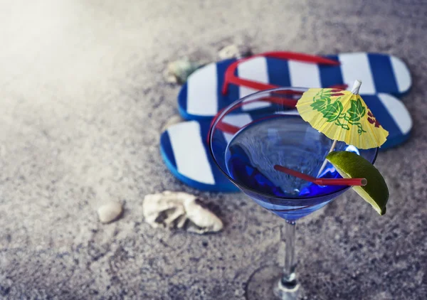 Flip flops with cocktail glass — Stock Photo, Image