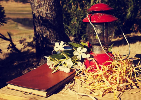 Lanterna vermelha e livro velho — Fotografia de Stock