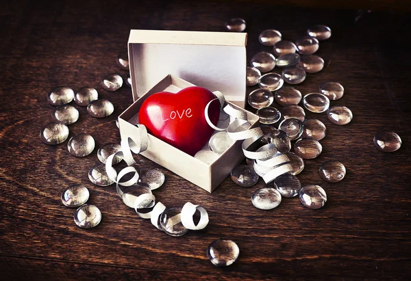 Pequeño corazón rojo en caja —  Fotos de Stock