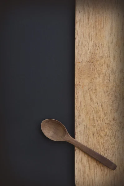 Старая деревянная доска и ложка — стоковое фото