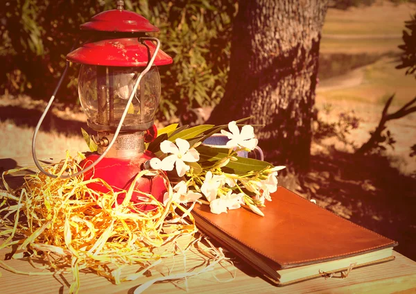 Lanterna vermelha e livro velho — Fotografia de Stock