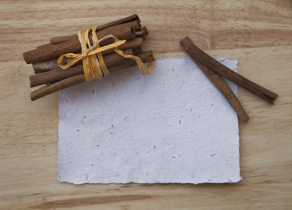 Palitos de cinamón, especias y papel — Foto de Stock