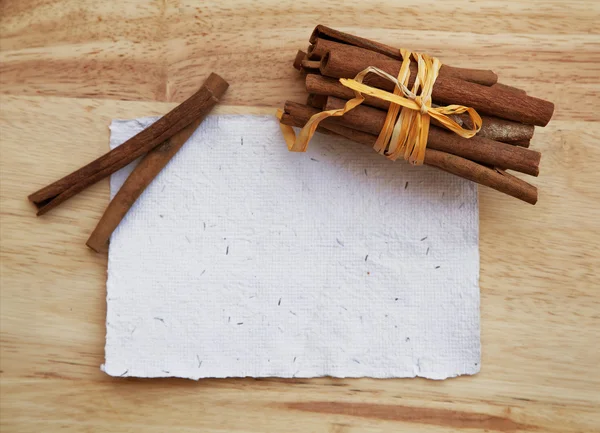 Palitos de cinamón, especias y papel — Foto de Stock