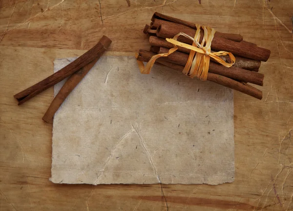 Palitos de cinamón, especias y papel — Foto de Stock