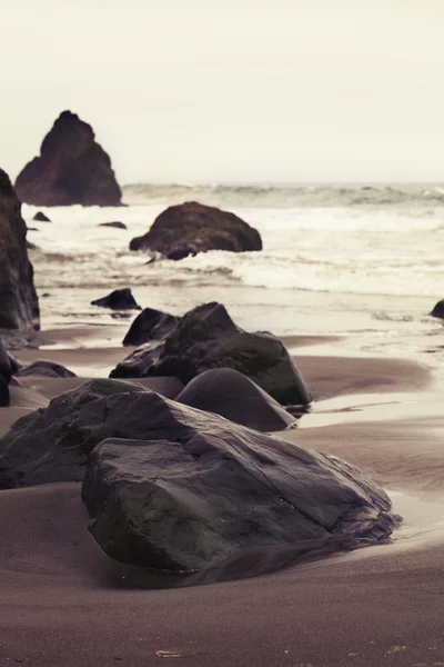 Rocas en la orilla del océano — Foto de Stock