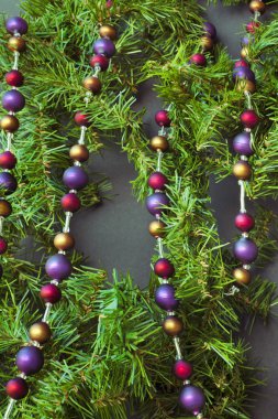 Yılbaşı süsleri çam ağacı üzerinde