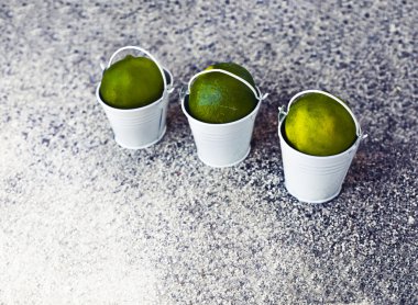 Küçük beyaz kova ile limes