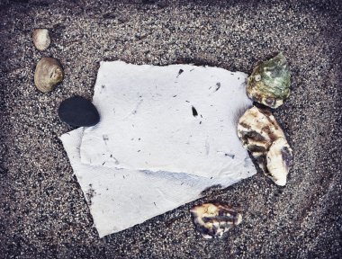Kağıtları, kabukları ve taşlar