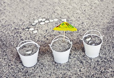 Küçük beyaz kova kum dolu