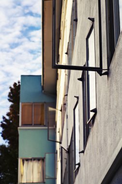 Windows açık ile apartmanın duvar