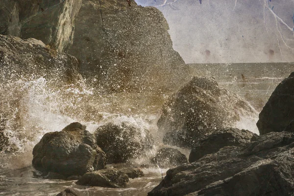 Rocce sulla riva dell'oceano — Foto Stock