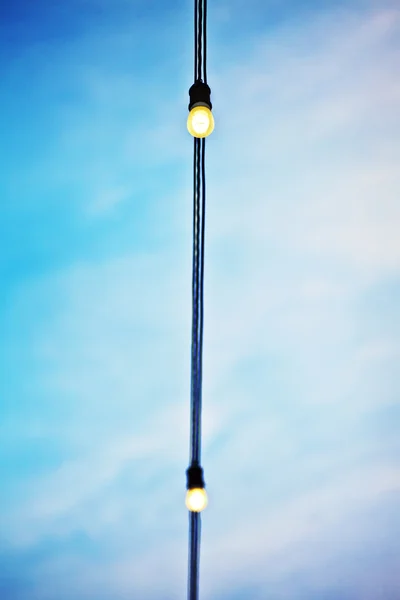 Lijn van lichten met blauwe lucht — Stockfoto