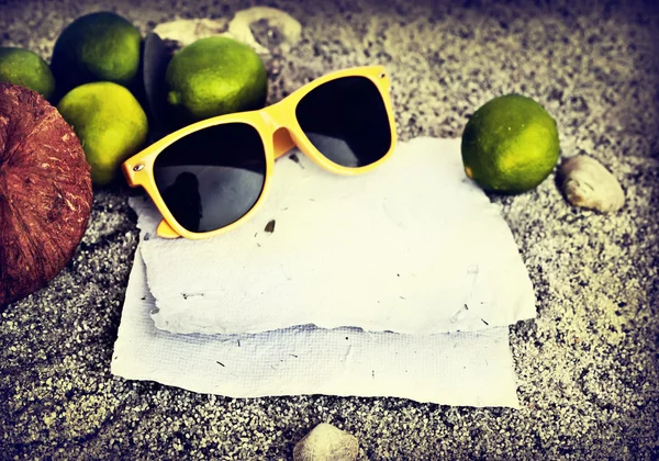 Carte, lime, cocco e occhiali da sole — Foto Stock