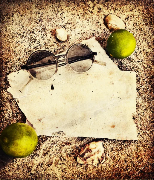 Papiers, citrons verts et lunettes de soleil — Photo