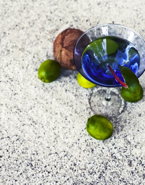 Cocktailglas, Limetten und Kokosnuss — Stockfoto