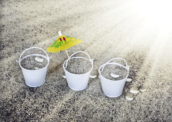 Kleine weiße Eimer voller Sand — Stockfoto