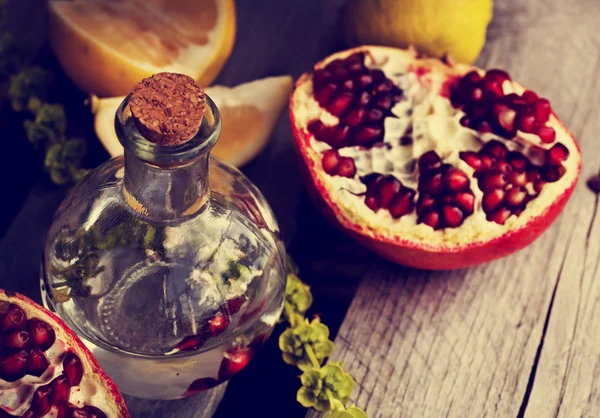 Ripe Juicy pomegranate — Stock Photo, Image