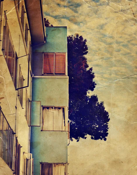 Стена жилого дома с окнами — стоковое фото