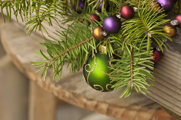 Kerstdecoratie en Spar boomtakken — Stockfoto