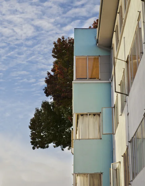 Edificio de apartamentos pared con ventanas —  Fotos de Stock