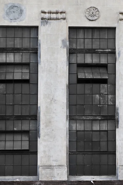Tegelvägg med windows — Stockfoto