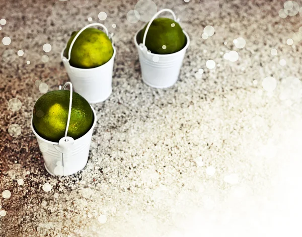 Mały biały wiadra z limonki — Zdjęcie stockowe