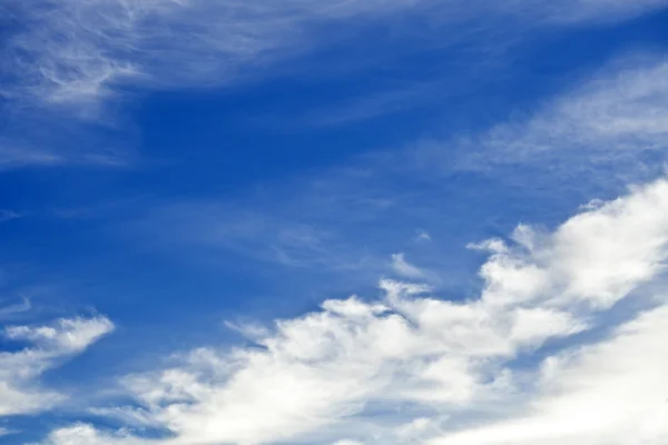 Nube en el cielo azul — Foto de Stock