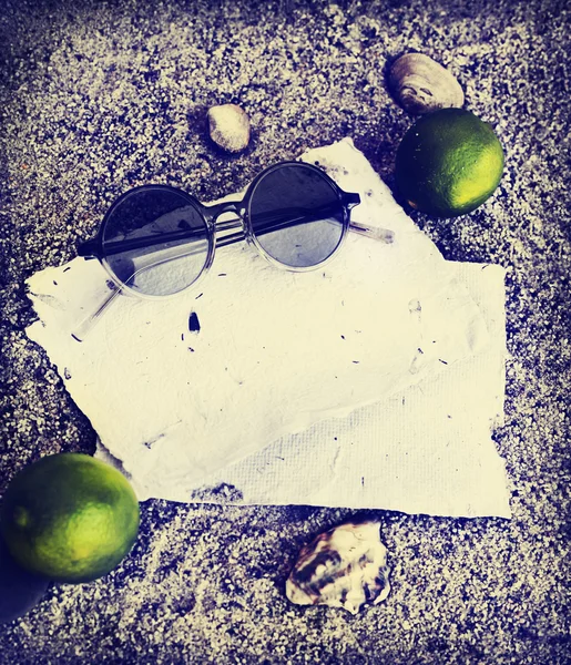 Kağıtları, limes ve güneş gözlüğü — Stok fotoğraf