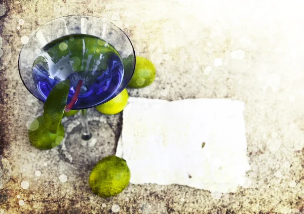 Cocktail lasi olki ja kalkki — kuvapankkivalokuva