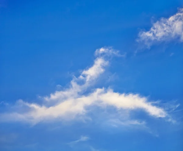 Облако в голубом небе — стоковое фото
