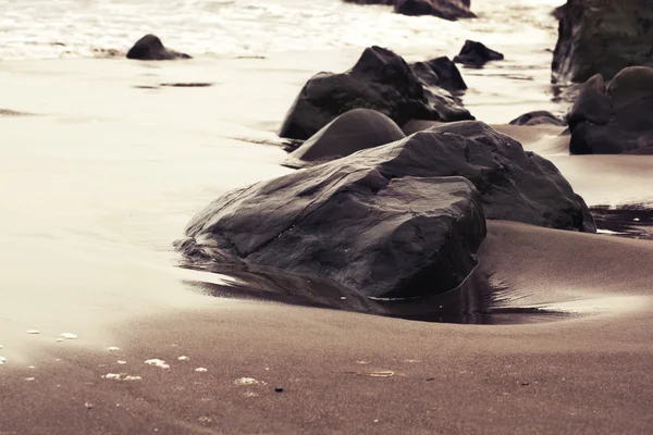 Stenar på havet stranden — Stockfoto