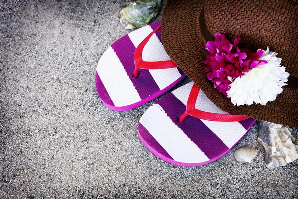 Straw hat and flip flops — Stock Photo, Image